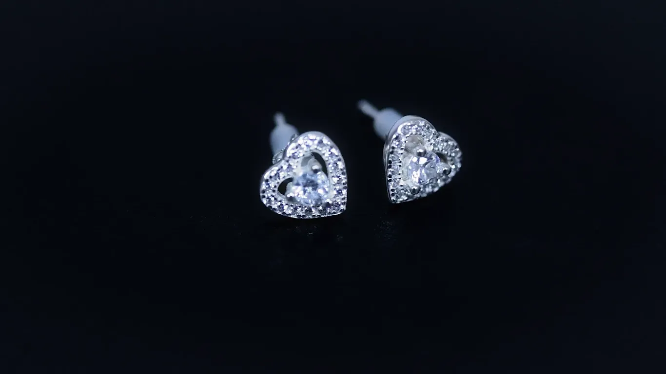 Fevani Heart shaped earstud earrings:Luminous Diamonds in 925 Sterling Silver