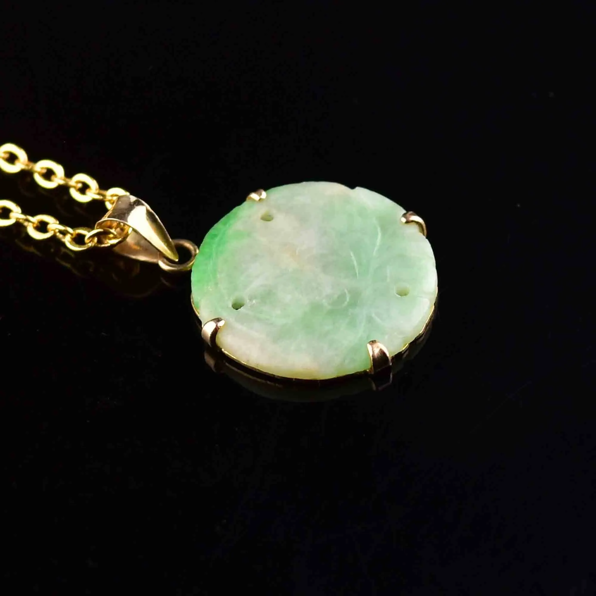 Vintage 14K Gold Carved Jade Pendant Necklace